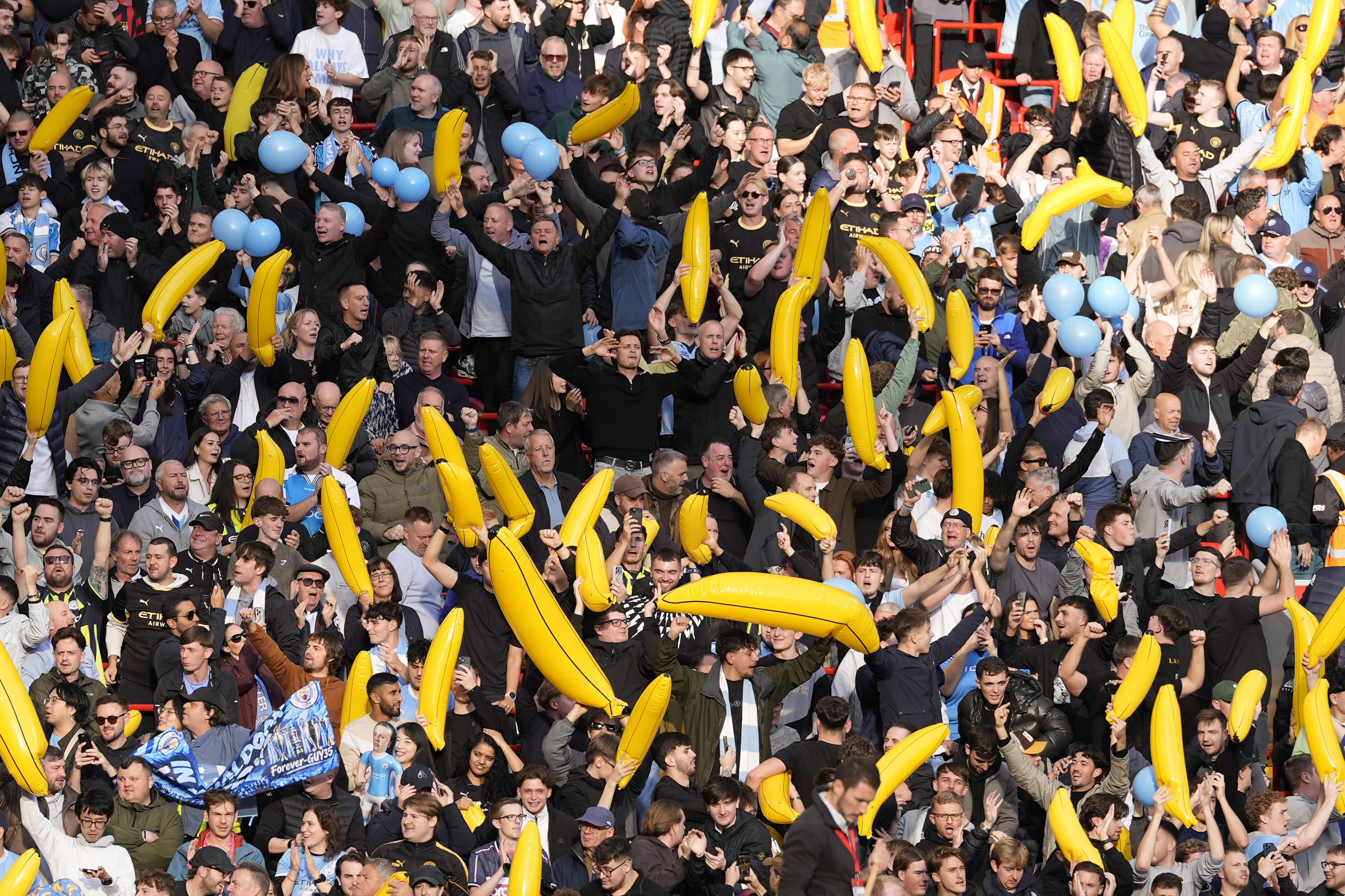 Kibice Manchesteru City z bananami na Anfield. To odpowiedź na wielką aferę
